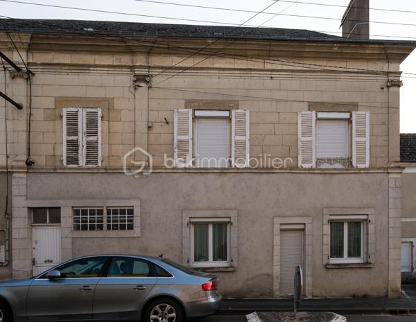 À Buzançais, au cœur d'un environnement urbain proche des commerces et services, découvrez cette agréable maison de caractère d'environ 121 m² habitables, offrant de beaux volumes, une rénovation intérieure soignée et un véritable potentiel d'évolution.

Dès l'entrée, la maison dévoile une belle cour intérieure, véritable espace de respiration au cœur de la propriété, qui dessert les différentes pièces du rez-de-chaussée.
Vous découvrirez une pièce de vie particulièrement généreuse d'environ 50 m², composée d'un salon/salle à manger avec cheminée ouvert sur une cuisine aménagée et équipée. Un ensemble chaleureux, lumineux et convivial, parfaitement adapté à la vie familiale et à la réception.
Le rez-de-chaussée comprend également :
une chambre actuellement utilisée comme bureau pour une activité professionnelle ;
un WC ;

À l'étage, un couloir dessert deux belles chambres, dont une particulièrement spacieuse avec placards, ainsi qu'une seconde chambre d'environ 13 m². Ainsi qu'une salle de bains.
Un espace supplémentaire, actuellement aménagé en bureau ou chambre d'appoint, complète ce niveau.
La maison bénéficie également d'un grenier en tomette d'environ 40 m² au sol, offrant un beau potentiel d'aménagement et d'agrandissement selon les besoins et projets des futurs propriétaires.
Une cave enterrée saine vient compléter l'ensemble.

Une maison familiale pleine de charme, offrant à la fois confort actuel et beau potentiel d'évolution.
À découvrir sans tarder !