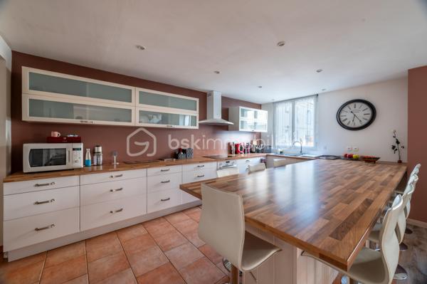 À Buzançais, au cœur d'un environnement urbain proche des commerces et services, découvrez cette agréable maison de caractère d'environ 121 m² habitables, offrant de beaux volumes, une rénovation intérieure soignée et un véritable potentiel d'évolution.

Dès l'entrée, la maison dévoile une belle cour intérieure, véritable espace de respiration au cœur de la propriété, qui dessert les différentes pièces du rez-de-chaussée.
Vous découvrirez une pièce de vie particulièrement généreuse d'environ 50 m², composée d'un salon/salle à manger avec cheminée ouvert sur une cuisine aménagée et équipée. Un ensemble chaleureux, lumineux et convivial, parfaitement adapté à la vie familiale et à la réception.
Le rez-de-chaussée comprend également :
une chambre actuellement utilisée comme bureau pour une activité professionnelle ;
un WC ;

À l'étage, un couloir dessert deux belles chambres, dont une particulièrement spacieuse avec placards, ainsi qu'une seconde chambre d'environ 13 m². Ainsi qu'une salle de bains.
Un espace supplémentaire, actuellement aménagé en bureau ou chambre d'appoint, complète ce niveau.
La maison bénéficie également d'un grenier en tomette d'environ 40 m² au sol, offrant un beau potentiel d'aménagement et d'agrandissement selon les besoins et projets des futurs propriétaires.
Une cave enterrée saine vient compléter l'ensemble.

Une maison familiale pleine de charme, offrant à la fois confort actuel et beau potentiel d'évolution.
À découvrir sans tarder !