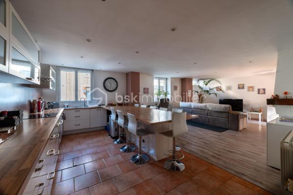 À Buzançais, au cœur d'un environnement urbain proche des commerces et services, découvrez cette agréable maison de caractère d'environ 121 m² habitables, offrant de beaux volumes, une rénovation intérieure soignée et un véritable potentiel d'évolution.

Dès l'entrée, la maison dévoile une belle cour intérieure, véritable espace de respiration au cœur de la propriété, qui dessert les différentes pièces du rez-de-chaussée.
Vous découvrirez une pièce de vie particulièrement généreuse d'environ 50 m², composée d'un salon/salle à manger avec cheminée ouvert sur une cuisine aménagée et équipée. Un ensemble chaleureux, lumineux et convivial, parfaitement adapté à la vie familiale et à la réception.
Le rez-de-chaussée comprend également :
une chambre actuellement utilisée comme bureau pour une activité professionnelle ;
un WC ;

À l'étage, un couloir dessert deux belles chambres, dont une particulièrement spacieuse avec placards, ainsi qu'une seconde chambre d'environ 13 m². Ainsi qu'une salle de bains.
Un espace supplémentaire, actuellement aménagé en bureau ou chambre d'appoint, complète ce niveau.
La maison bénéficie également d'un grenier en tomette d'environ 40 m² au sol, offrant un beau potentiel d'aménagement et d'agrandissement selon les besoins et projets des futurs propriétaires.
Une cave enterrée saine vient compléter l'ensemble.

Une maison familiale pleine de charme, offrant à la fois confort actuel et beau potentiel d'évolution.
À découvrir sans tarder !