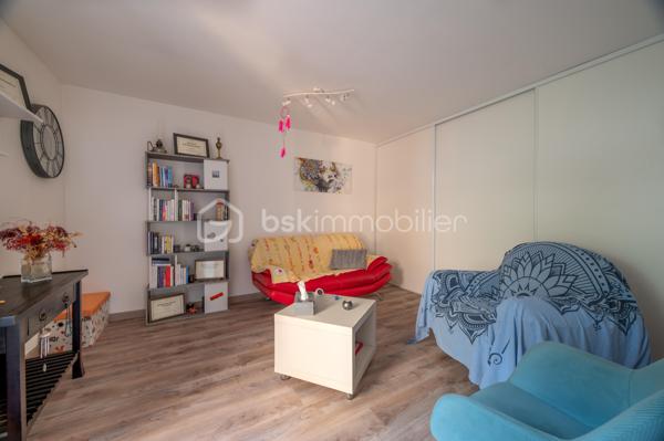 À Buzançais, au cœur d'un environnement urbain proche des commerces et services, découvrez cette agréable maison de caractère d'environ 121 m² habitables, offrant de beaux volumes, une rénovation intérieure soignée et un véritable potentiel d'évolution.

Dès l'entrée, la maison dévoile une belle cour intérieure, véritable espace de respiration au cœur de la propriété, qui dessert les différentes pièces du rez-de-chaussée.
Vous découvrirez une pièce de vie particulièrement généreuse d'environ 50 m², composée d'un salon/salle à manger avec cheminée ouvert sur une cuisine aménagée et équipée. Un ensemble chaleureux, lumineux et convivial, parfaitement adapté à la vie familiale et à la réception.
Le rez-de-chaussée comprend également :
une chambre actuellement utilisée comme bureau pour une activité professionnelle ;
un WC ;

À l'étage, un couloir dessert deux belles chambres, dont une particulièrement spacieuse avec placards, ainsi qu'une seconde chambre d'environ 13 m². Ainsi qu'une salle de bains.
Un espace supplémentaire, actuellement aménagé en bureau ou chambre d'appoint, complète ce niveau.
La maison bénéficie également d'un grenier en tomette d'environ 40 m² au sol, offrant un beau potentiel d'aménagement et d'agrandissement selon les besoins et projets des futurs propriétaires.
Une cave enterrée saine vient compléter l'ensemble.

Une maison familiale pleine de charme, offrant à la fois confort actuel et beau potentiel d'évolution.
À découvrir sans tarder !