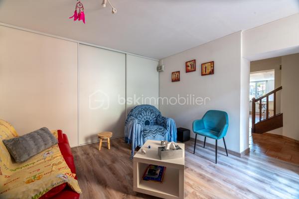 À Buzançais, au cœur d'un environnement urbain proche des commerces et services, découvrez cette agréable maison de caractère d'environ 121 m² habitables, offrant de beaux volumes, une rénovation intérieure soignée et un véritable potentiel d'évolution.

Dès l'entrée, la maison dévoile une belle cour intérieure, véritable espace de respiration au cœur de la propriété, qui dessert les différentes pièces du rez-de-chaussée.
Vous découvrirez une pièce de vie particulièrement généreuse d'environ 50 m², composée d'un salon/salle à manger avec cheminée ouvert sur une cuisine aménagée et équipée. Un ensemble chaleureux, lumineux et convivial, parfaitement adapté à la vie familiale et à la réception.
Le rez-de-chaussée comprend également :
une chambre actuellement utilisée comme bureau pour une activité professionnelle ;
un WC ;

À l'étage, un couloir dessert deux belles chambres, dont une particulièrement spacieuse avec placards, ainsi qu'une seconde chambre d'environ 13 m². Ainsi qu'une salle de bains.
Un espace supplémentaire, actuellement aménagé en bureau ou chambre d'appoint, complète ce niveau.
La maison bénéficie également d'un grenier en tomette d'environ 40 m² au sol, offrant un beau potentiel d'aménagement et d'agrandissement selon les besoins et projets des futurs propriétaires.
Une cave enterrée saine vient compléter l'ensemble.

Une maison familiale pleine de charme, offrant à la fois confort actuel et beau potentiel d'évolution.
À découvrir sans tarder !
