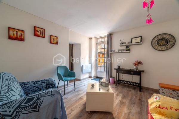 À Buzançais, au cœur d'un environnement urbain proche des commerces et services, découvrez cette agréable maison de caractère d'environ 121 m² habitables, offrant de beaux volumes, une rénovation intérieure soignée et un véritable potentiel d'évolution.

Dès l'entrée, la maison dévoile une belle cour intérieure, véritable espace de respiration au cœur de la propriété, qui dessert les différentes pièces du rez-de-chaussée.
Vous découvrirez une pièce de vie particulièrement généreuse d'environ 50 m², composée d'un salon/salle à manger avec cheminée ouvert sur une cuisine aménagée et équipée. Un ensemble chaleureux, lumineux et convivial, parfaitement adapté à la vie familiale et à la réception.
Le rez-de-chaussée comprend également :
une chambre actuellement utilisée comme bureau pour une activité professionnelle ;
un WC ;

À l'étage, un couloir dessert deux belles chambres, dont une particulièrement spacieuse avec placards, ainsi qu'une seconde chambre d'environ 13 m². Ainsi qu'une salle de bains.
Un espace supplémentaire, actuellement aménagé en bureau ou chambre d'appoint, complète ce niveau.
La maison bénéficie également d'un grenier en tomette d'environ 40 m² au sol, offrant un beau potentiel d'aménagement et d'agrandissement selon les besoins et projets des futurs propriétaires.
Une cave enterrée saine vient compléter l'ensemble.

Une maison familiale pleine de charme, offrant à la fois confort actuel et beau potentiel d'évolution.
À découvrir sans tarder !