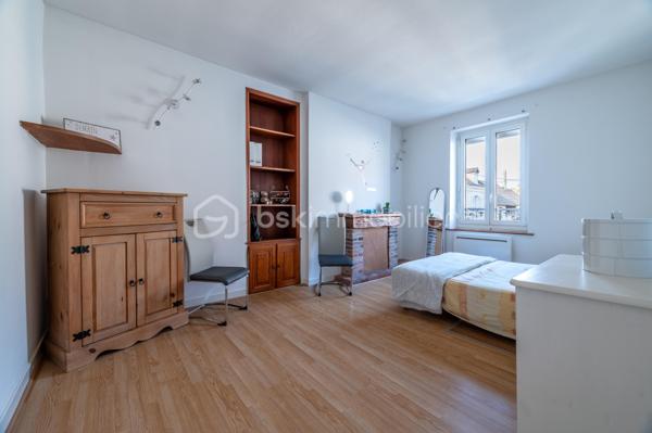 À Buzançais, au cœur d'un environnement urbain proche des commerces et services, découvrez cette agréable maison de caractère d'environ 121 m² habitables, offrant de beaux volumes, une rénovation intérieure soignée et un véritable potentiel d'évolution.

Dès l'entrée, la maison dévoile une belle cour intérieure, véritable espace de respiration au cœur de la propriété, qui dessert les différentes pièces du rez-de-chaussée.
Vous découvrirez une pièce de vie particulièrement généreuse d'environ 50 m², composée d'un salon/salle à manger avec cheminée ouvert sur une cuisine aménagée et équipée. Un ensemble chaleureux, lumineux et convivial, parfaitement adapté à la vie familiale et à la réception.
Le rez-de-chaussée comprend également :
une chambre actuellement utilisée comme bureau pour une activité professionnelle ;
un WC ;

À l'étage, un couloir dessert deux belles chambres, dont une particulièrement spacieuse avec placards, ainsi qu'une seconde chambre d'environ 13 m². Ainsi qu'une salle de bains.
Un espace supplémentaire, actuellement aménagé en bureau ou chambre d'appoint, complète ce niveau.
La maison bénéficie également d'un grenier en tomette d'environ 40 m² au sol, offrant un beau potentiel d'aménagement et d'agrandissement selon les besoins et projets des futurs propriétaires.
Une cave enterrée saine vient compléter l'ensemble.

Une maison familiale pleine de charme, offrant à la fois confort actuel et beau potentiel d'évolution.
À découvrir sans tarder !