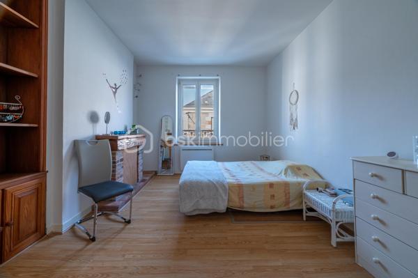 À Buzançais, au cœur d'un environnement urbain proche des commerces et services, découvrez cette agréable maison de caractère d'environ 121 m² habitables, offrant de beaux volumes, une rénovation intérieure soignée et un véritable potentiel d'évolution.

Dès l'entrée, la maison dévoile une belle cour intérieure, véritable espace de respiration au cœur de la propriété, qui dessert les différentes pièces du rez-de-chaussée.
Vous découvrirez une pièce de vie particulièrement généreuse d'environ 50 m², composée d'un salon/salle à manger avec cheminée ouvert sur une cuisine aménagée et équipée. Un ensemble chaleureux, lumineux et convivial, parfaitement adapté à la vie familiale et à la réception.
Le rez-de-chaussée comprend également :
une chambre actuellement utilisée comme bureau pour une activité professionnelle ;
un WC ;

À l'étage, un couloir dessert deux belles chambres, dont une particulièrement spacieuse avec placards, ainsi qu'une seconde chambre d'environ 13 m². Ainsi qu'une salle de bains.
Un espace supplémentaire, actuellement aménagé en bureau ou chambre d'appoint, complète ce niveau.
La maison bénéficie également d'un grenier en tomette d'environ 40 m² au sol, offrant un beau potentiel d'aménagement et d'agrandissement selon les besoins et projets des futurs propriétaires.
Une cave enterrée saine vient compléter l'ensemble.

Une maison familiale pleine de charme, offrant à la fois confort actuel et beau potentiel d'évolution.
À découvrir sans tarder !