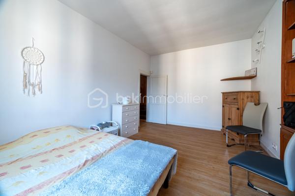 À Buzançais, au cœur d'un environnement urbain proche des commerces et services, découvrez cette agréable maison de caractère d'environ 121 m² habitables, offrant de beaux volumes, une rénovation intérieure soignée et un véritable potentiel d'évolution.

Dès l'entrée, la maison dévoile une belle cour intérieure, véritable espace de respiration au cœur de la propriété, qui dessert les différentes pièces du rez-de-chaussée.
Vous découvrirez une pièce de vie particulièrement généreuse d'environ 50 m², composée d'un salon/salle à manger avec cheminée ouvert sur une cuisine aménagée et équipée. Un ensemble chaleureux, lumineux et convivial, parfaitement adapté à la vie familiale et à la réception.
Le rez-de-chaussée comprend également :
une chambre actuellement utilisée comme bureau pour une activité professionnelle ;
un WC ;

À l'étage, un couloir dessert deux belles chambres, dont une particulièrement spacieuse avec placards, ainsi qu'une seconde chambre d'environ 13 m². Ainsi qu'une salle de bains.
Un espace supplémentaire, actuellement aménagé en bureau ou chambre d'appoint, complète ce niveau.
La maison bénéficie également d'un grenier en tomette d'environ 40 m² au sol, offrant un beau potentiel d'aménagement et d'agrandissement selon les besoins et projets des futurs propriétaires.
Une cave enterrée saine vient compléter l'ensemble.

Une maison familiale pleine de charme, offrant à la fois confort actuel et beau potentiel d'évolution.
À découvrir sans tarder !