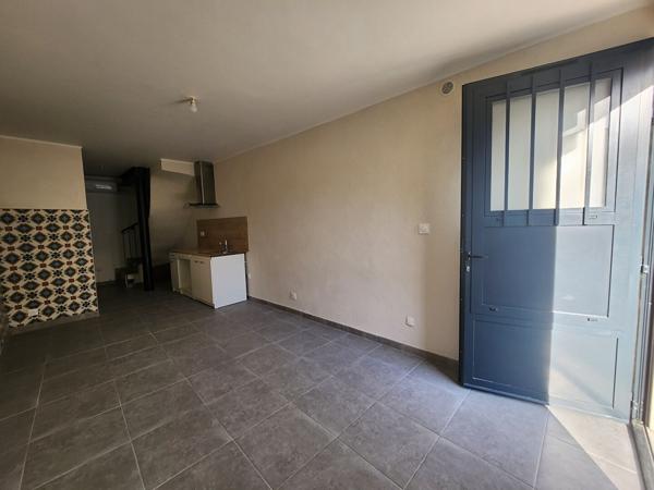 SAINT SATURNIN LES AVIGNON - APPARTEMENT/MAISON DE 36 M² AVEC TERRASSE AU 1ER ETAGE