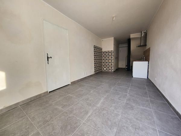 SAINT SATURNIN LES AVIGNON - APPARTEMENT/MAISON DE 36 M² AVEC TERRASSE AU 1ER ETAGE