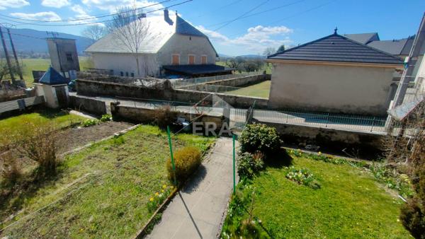 Maison à rénover avec jardin attenant et dépendances