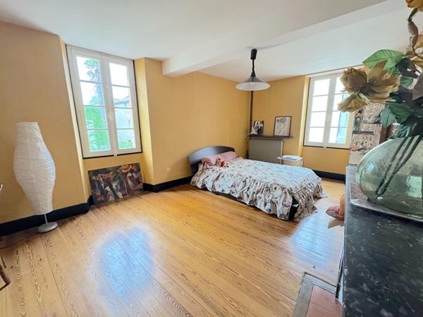 À VENDRE VERNIOLLE : MAISON DE CARACTÈRE AVEC PISCINE - 370M2 HABITABLES-GRANS JARDIN ARBORÉ