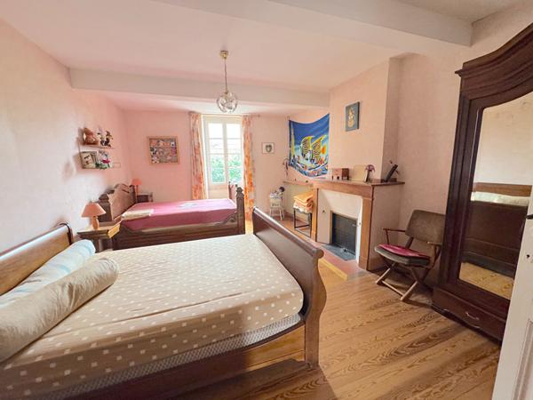 À VENDRE VERNIOLLE : MAISON DE CARACTÈRE AVEC PISCINE - 370M2 HABITABLES-GRANS JARDIN ARBORÉ