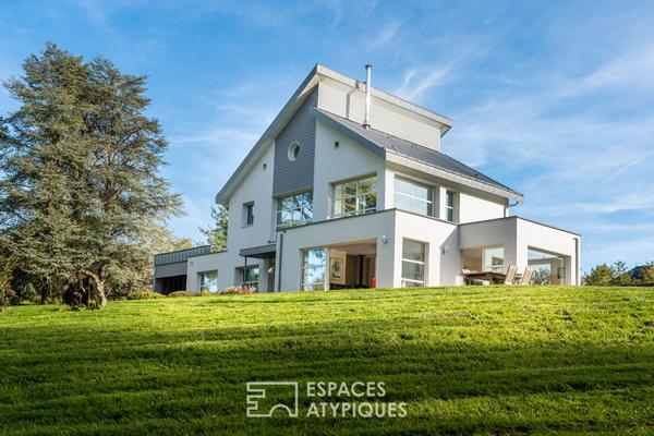 Maison familiale aux grands grands volumes et son jardin arboré