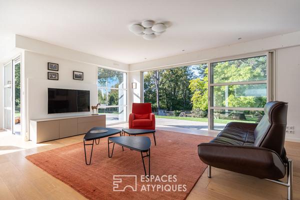 Maison familiale aux grands grands volumes et son jardin arboré