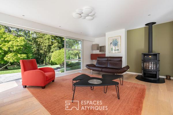 Maison familiale aux grands grands volumes et son jardin arboré