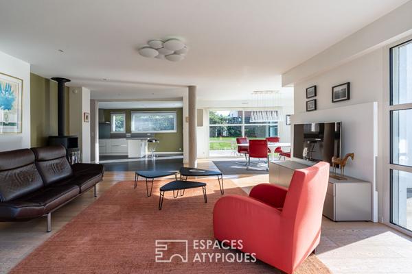 Maison familiale aux grands grands volumes et son jardin arboré