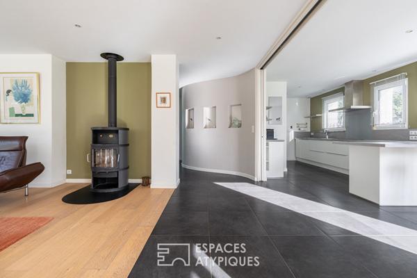 Maison familiale aux grands grands volumes et son jardin arboré