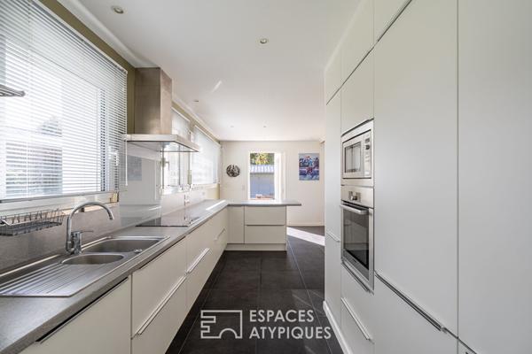 Maison familiale aux grands grands volumes et son jardin arboré