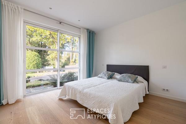 Maison familiale aux grands grands volumes et son jardin arboré