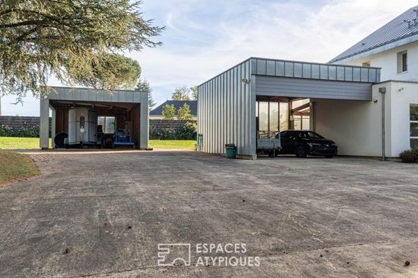 Maison familiale aux grands grands volumes et son jardin arboré