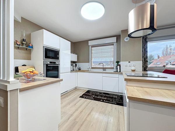 Grand appartement avec 3 chambres proche du centre ville avec garage et cave