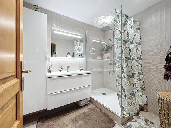 Grand appartement avec 3 chambres proche du centre ville avec garage et cave