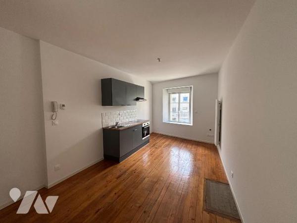 INVESTISSEMENT D'EXCEPTION - IMMEUBLE DE RAPPORT - BAZEILLES.

Idéalement situé en plein coeu...