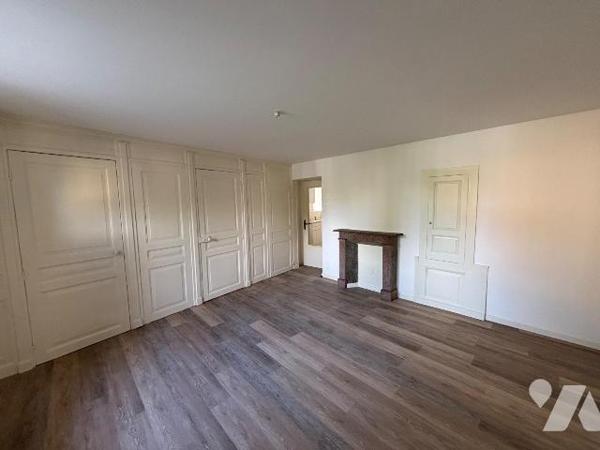 INVESTISSEMENT D'EXCEPTION - IMMEUBLE DE RAPPORT - BAZEILLES.

Idéalement situé en plein coeu...