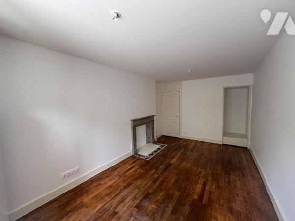 INVESTISSEMENT D'EXCEPTION - IMMEUBLE DE RAPPORT - BAZEILLES.

Idéalement situé en plein coeu...
