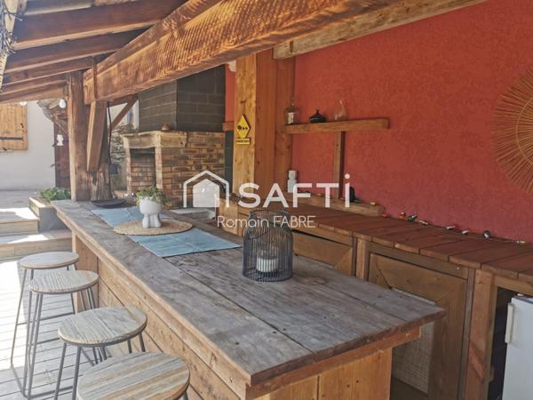 Maison entièrement rénovée avec garage, 200m2 de dépendances et piscine