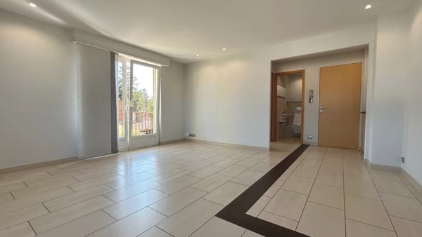 Appartement 2 pièces traversant rénové avec balcon – Rue de Hochstatt