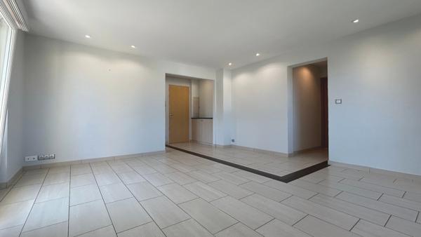 Appartement 2 pièces traversant rénové avec balcon – Rue de Hochstatt