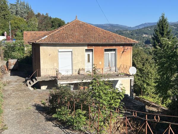 Maison à rénover avec vue dégagée, proche centre ville.