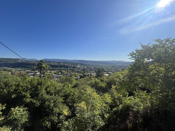 Maison à rénover avec vue dégagée, proche centre ville.