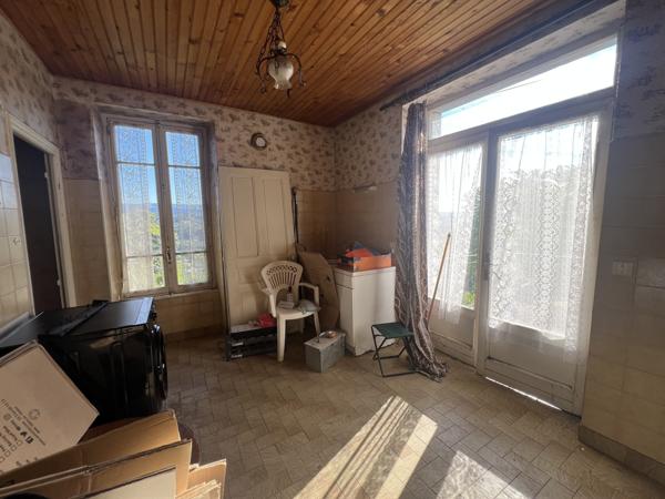 Maison à rénover avec vue dégagée, proche centre ville.