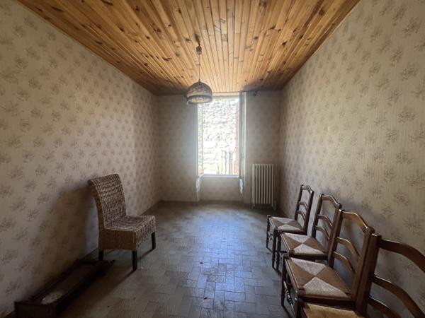 Maison à rénover avec vue dégagée, proche centre ville.