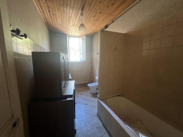 Maison à rénover avec vue dégagée, proche centre ville.