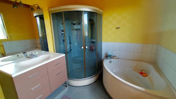 Maison composée de 2 logements + garage & piscine