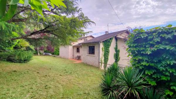 Maison composée de 2 logements + garage & piscine