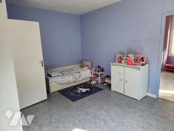  La Flèche Centre ville, maison 3 chambres avec cour

- RdC : Séjour (28 m²), cuisine aménagé...