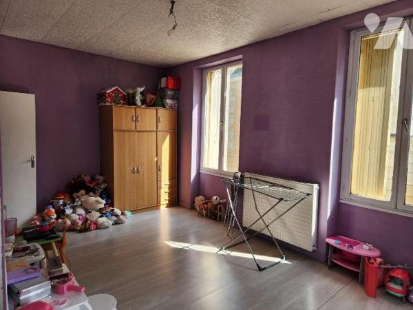  La Flèche Centre ville, maison 3 chambres avec cour

- RdC : Séjour (28 m²), cuisine aménagé...
