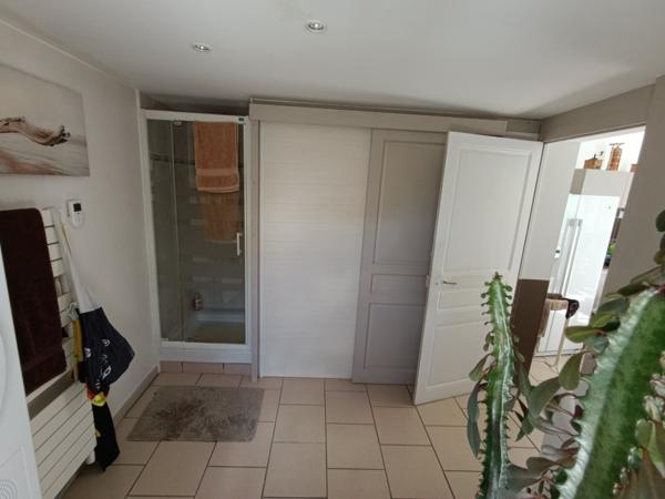 Centre proche commerce, parfait état