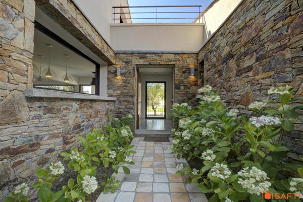 ROQUEBRUNE SUR ARGENS - Maison principale 268m² et maison annexe 75m2 sur terrain d'1 hectare au calme absolu