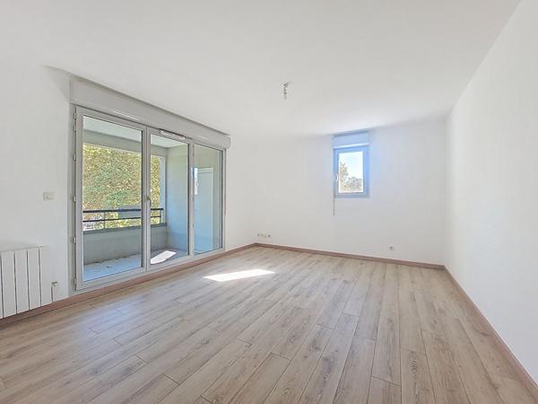 Appartement T2 de 47m² au 2ème étage avec ascenseur, terrasse et garage à vendre au centre-ville de Castanet-Tolosan