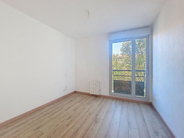 Appartement T2 de 47m² au 2ème étage avec ascenseur, terrasse et garage à vendre au centre-ville de Castanet-Tolosan