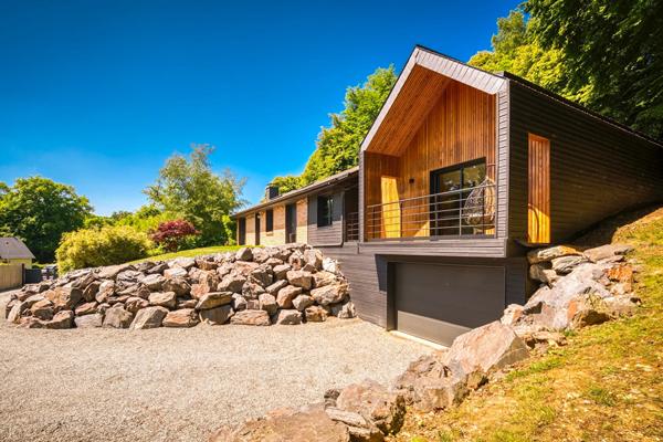 Chaleureuse maison de plain-pied, agrandie et restructurée en lisière de bois