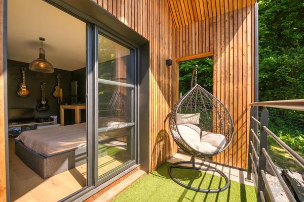 Chaleureuse maison de plain-pied, agrandie et restructurée en lisière de bois