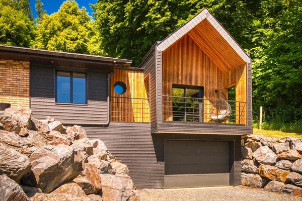 Chaleureuse maison de plain-pied, agrandie et restructurée en lisière de bois
