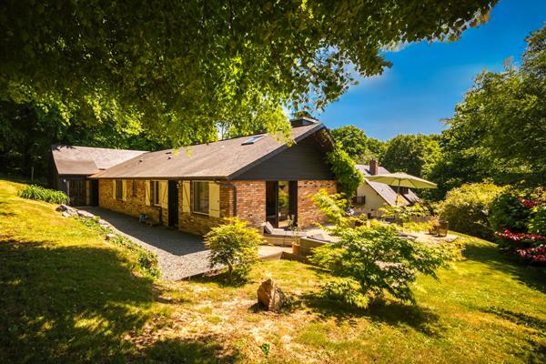 Chaleureuse maison de plain-pied, agrandie et restructurée en lisière de bois