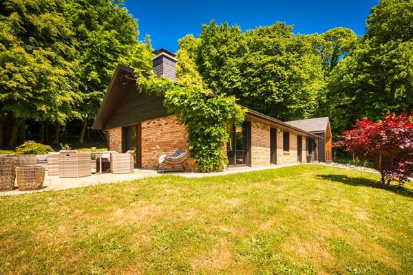 Chaleureuse maison de plain-pied, agrandie et restructurée en lisière de bois