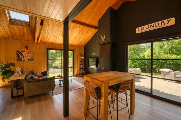 Chaleureuse maison de plain-pied, agrandie et restructurée en lisière de bois