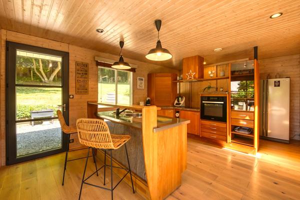 Chaleureuse maison de plain-pied, agrandie et restructurée en lisière de bois